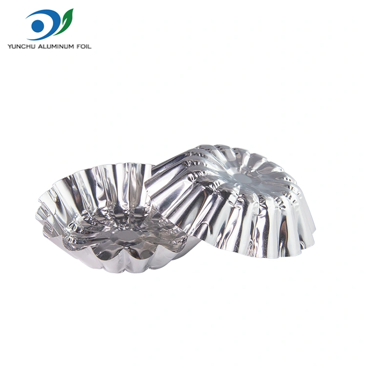 يتم خبز فطائر البيض في حاوية طعام من الألومنيوم الفضية الفضية يتم خبز فطائر البيض في حاوية طعام من الألومنيوم الفضية الفضية