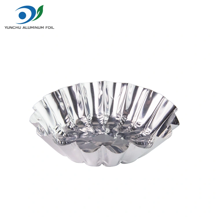 يتم خبز فطائر البيض في حاوية طعام من الألومنيوم الفضية الفضية