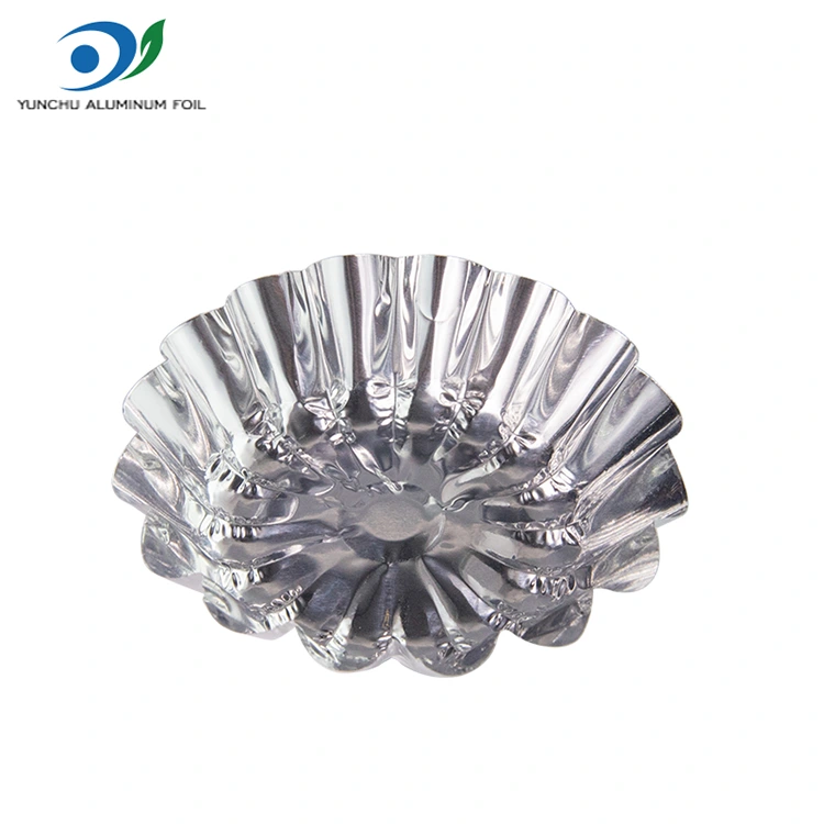 يتم خبز فطائر البيض في حاوية طعام من الألومنيوم الفضية الفضية