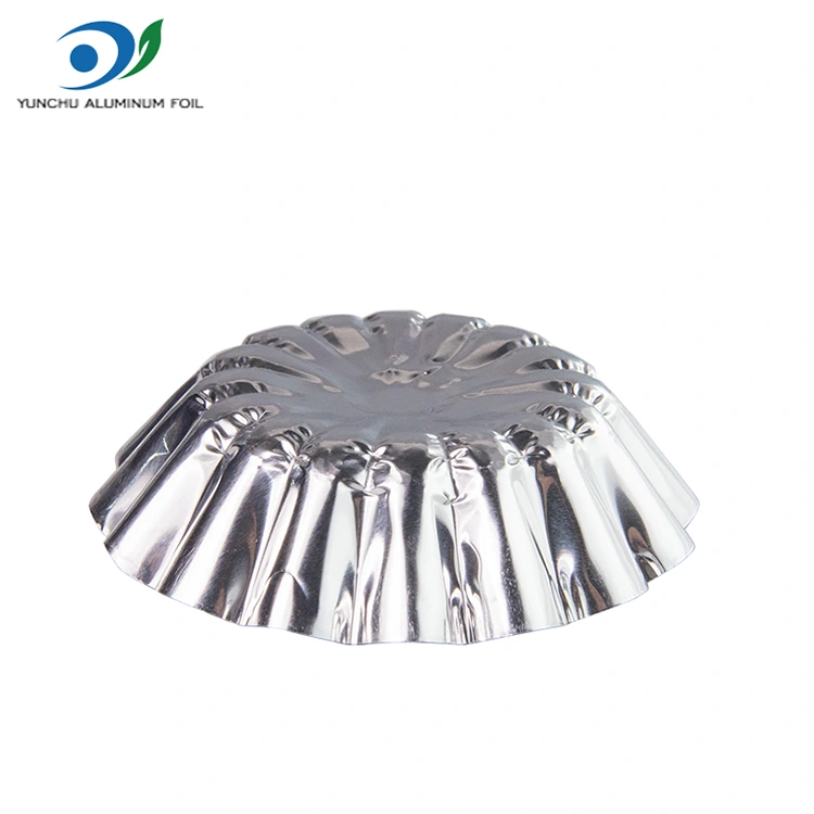 يتم خبز فطائر البيض في حاوية طعام من الألومنيوم الفضية الفضية