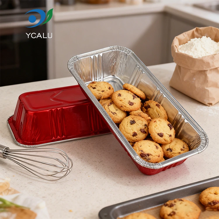 مخبز أحمر مستطيل لتقديم الطعام في حاويات من رقائق الألومنيوم الفضية